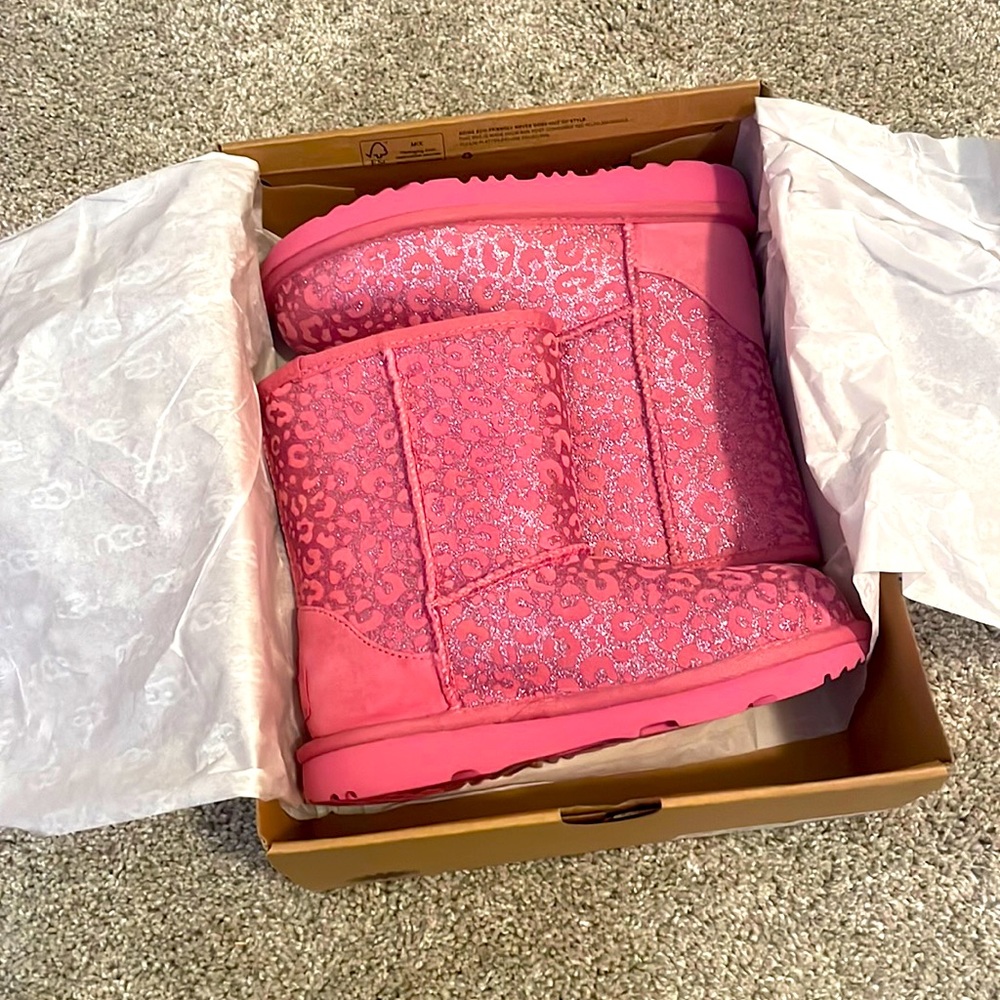 NWT Pink Glitter Leopard Kids Uggs - Size 1 💞